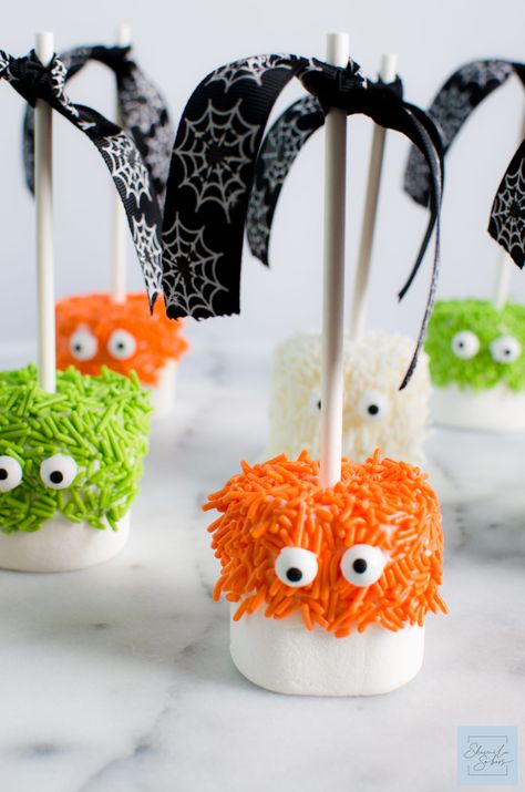 Halloween Marshmallow Pops, Marshmallow Spiders, Halloween Chocolate Covered Marshmallows, Marshmallow Halloween Treats, Homemade Halloween Marshmallows, Chocolate Covered Marshmallows Halloween, Halloween Marshmellow Treats For Kids, Monster Marshmallows, Ghost Tootsie Pops