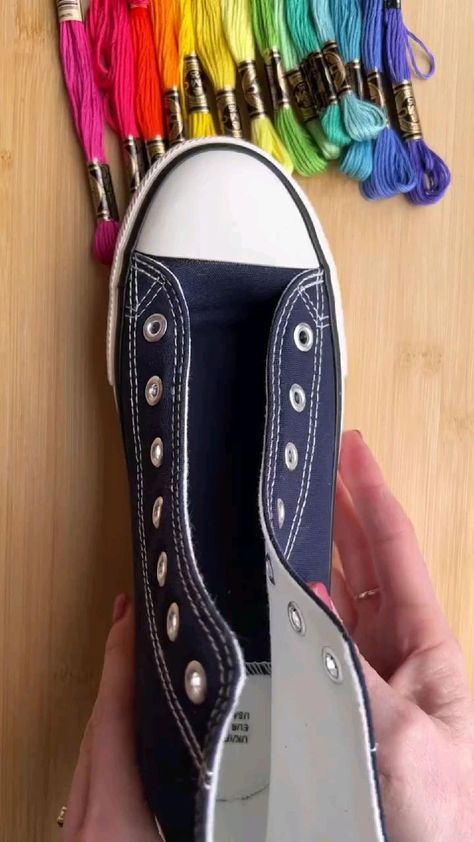 Shoe Painting Ideas Vans, Embroidered Shoes Diy, Diy Converse, Upcycle Shoes, Converse Embroidery, Custom Sneakers Diy, Embroidered Converse, Clothes Embroidery Diy, Diy Sneakers