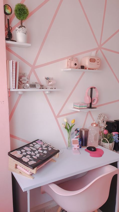 pink ideas /study table/pink workspace Pink Study Table Aesthetic, Cute Study Table Ideas, Study Table Makeover Diy, Study Table Chair Design, How To Decorate Study Table, Study Table Inspiration, Pink Study Room, Study Table Makeover, Diy Study Table Decor