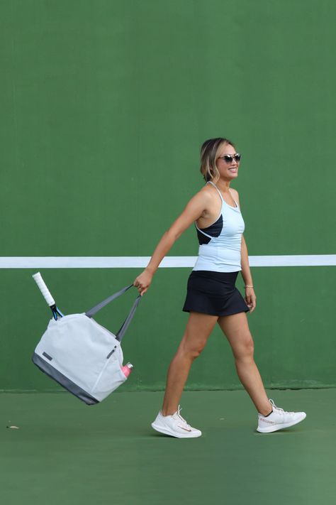 Woman carrying a tennis bag in front of a green tennis backboard. Tennis Bags For Women, Tennis Tote, Tennis Bag, Tennis Bags, Tennis Clothes, Pretty Bags, Badminton, Tennis Racket, Pickleball