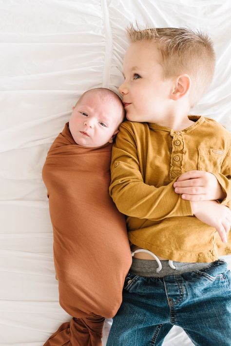 Lifestyle Newborn Photography Siblings, Photography Childhood, Sibling Photography Newborn, Newborn Family Pictures, Newborn Sibling, Childhood Photography, Baby Boy Newborn Pictures, Baby Boy Newborn Photography, Lifestyle Newborn Photos