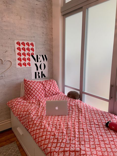 Red Dorm Decor, Red Dorm Room, Red Dorm, University Accommodation, Dorm Room Decor Ideas, Teen Room Designs, Dream Dorm Room, Dorm Style, Dream Dorm