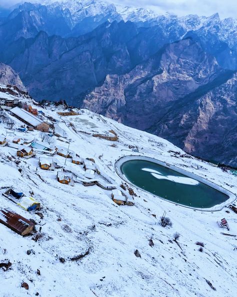 📍Auli Lake | Auli. Uttarakhand Photo Credits: 📸 - @sau_rawat Follow us and use #BackpackerXP 🏞️ Dm us to get featured @BackpackerXP [ snow, mountains, snowfall, trip, tour, beautiful ] #auli #uttarakhand #kalpa #spiti #kinnaur #shimla #manali #himachal #himachalpradesh #himachalpictures #instahimachal #beautifulhimachal #himachaldiaries #himachaltourism #himachali #himalaya #himalayas #himalayasin #himalayangeographic #natgeoindia #travelrealindia #backpackerxp Auli Uttarakhand, Snow Mountains, Shimla, Himachal Pradesh, Incredible India, Himalayan, Photo Credit, Vision Board, Lake