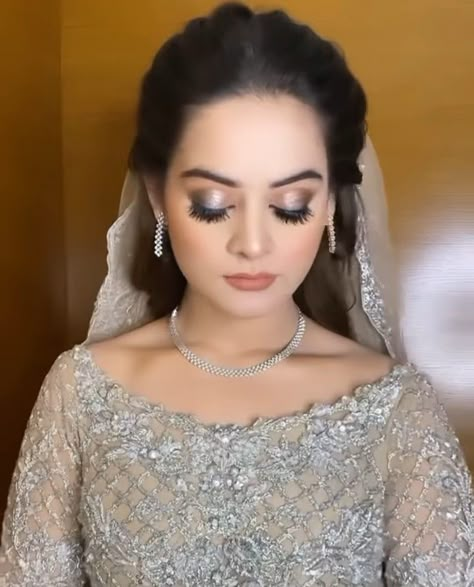 Nikkah Makeup Looks Simple, Walima Bride Makeup, Minal Khan Dresses, Walima Makeup, Lehnga Style, Eid Hairstyles, Islamic Bride, Walima Look, Valima Bride