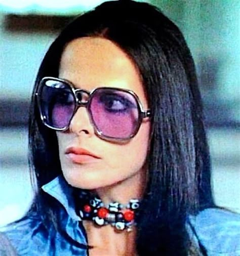 70s Glasses, Ali Mcgraw, 70s Sunglasses, 80s Sunglasses, Fashion 1970s, 70s Inspired Fashion, Evolution Of Fashion, Wearing Sunglasses, Diana Ross