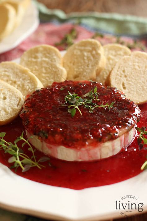 The fresh and sweet taste of raspberry compote combined with the delectable flavor of baked brie cheese and thyme… a match made in heaven! Smoked Salmon Bites, Herbed Cream Cheese, Baked Brie Cheese, Brie Recipes Appetizers, Brie Cheese Recipes, Herb Cream Cheese, Baked Brie Appetizer, Raspberry Compote, Chives Recipe