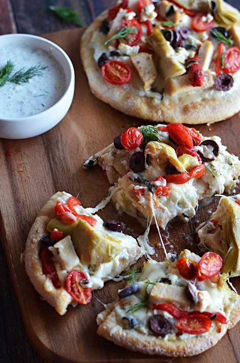 Feta Peppers, Pita Bread Pizza, Tzatziki Chicken, Chicken Feta, Greek Pita, Chicken Pita, Pita Pizzas, Pain Pita, Foodie Crush