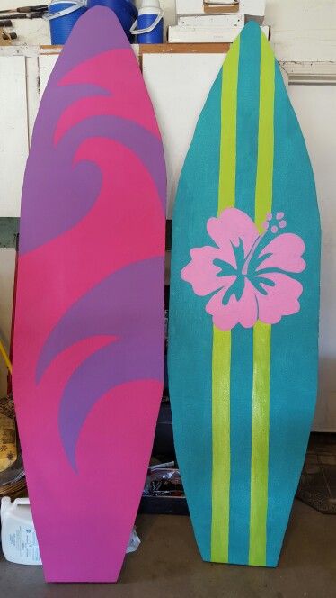 Luau Party Surf boards made out of styrofoam Surf Decorations Party, Diy Hawian Party Decorations, Luau Ceiling Decorations, Surfing Decor Ideas, Hawaiian Stage Decorations, Diy Surf Board Prop, Hawaii Theme Decorations, Surf Board Decoration, Hawaiin Decoration Ideas