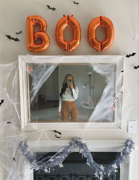 Halloween Aesthetic Decor Cobweb Halloween Decor, Cobweb Decorations Halloween, Halloween Party Decor College, Halloween Cobwebs Decoration, Cobweb Decor, Halloween Party Set Up, Halloween House Party Ideas For Adults, Halloween Store Decorations, Boo Balloons