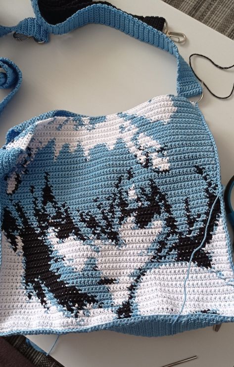 Сумка с Аянами рей Евангелион вязаная ручная работа Cybercore Crochet, Pixel Art Crochet Bag, Anime Knitting Patterns, Anime Crochet Grid, Hxh Crochet, Cyberpunk Crochet, New Jeans Crochet, Jjk Crochet, Pixel Crochet