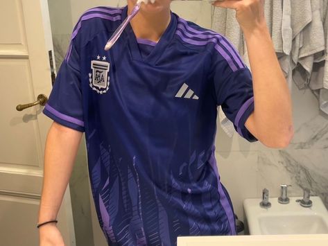 Argentina Jersey, Nana Komatsu Fashion, Football Jersey Outfit, Vintage Nike Sweatshirt, Jersey Outfit, Fire Fits, Girl Celebrities, Football Outfits, Foto Ideas Instagram