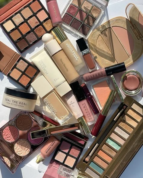 Vision Board Photos Makeup, Make Up Learning, Make Up Set Aesthetic, Drugstore Makeup Aesthetic, Make Up Products Pictures, Makeup Tools Aesthetic, Makeup Kit Aesthetic, Maquillage Aesthetic, Learn To Do Makeup