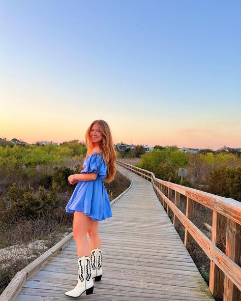 Coastal Cowgirl Aesthetic, Cowgirl Photoshoot, Cowgirl Pictures, Concert Dresses, Cowgirl Look, Cowgirl Dresses, Summer Picture Poses, Cowgirl Aesthetic, Rush Dresses