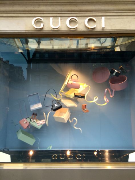 Parfum Gucci, Gucci Store, Window Graphics, Gucci Shop, Shop House Ideas, Store Window, Creative Display, Small Space Diy, Shop Window Design