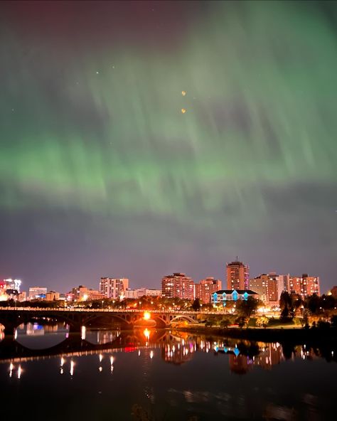 “Nature’s way of reminding us to look up and believe in magic🌌✨” 📍Saskatoon,Saskatchewan #tourismsask #saskatchewan #auroraborealis #northernlights Saskatoon Saskatchewan, Believe In Magic, Aurora Borealis, Looking Up, Northern Lights, That Look