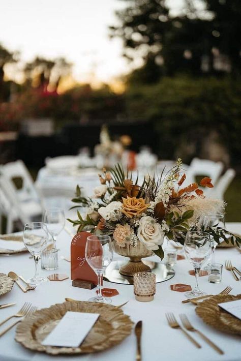 20 Festive Fall Wedding Centerpieces - LADY WEDDINGS Table Centerpieces For Fall Wedding, Fall Place Settings Wedding, Fall Wedding Florals Centerpiece Ideas, Wood Tables Wedding Reception, Photos On Wedding Tables, Rustic Wedding Round Table Decor, Fall Wedding Minimalist, Wedding Reception Tables Decorations, Earthy Wedding Centerpieces