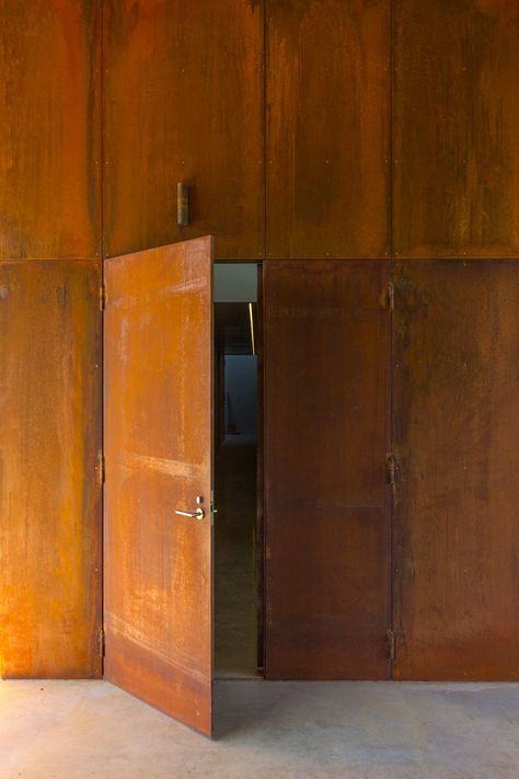 Casey Brown builds house and stables in Australian park Brown Architecture, Steel Architecture, Steel Cladding, Weathering Steel, Wall Finishes, Corten Steel, Metal Panels, World Of Interiors, Making Waves