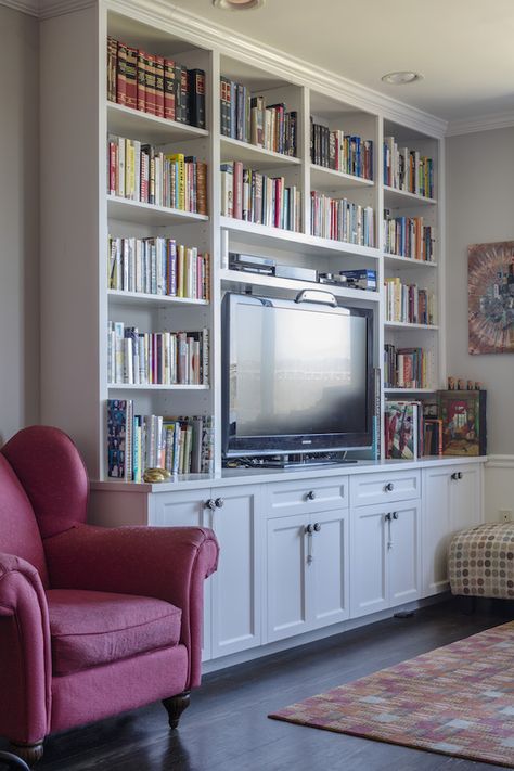 A floor-to-ceiling built-in bookcase is both practical and aesthetically pleasing! Interior Ikea, Bookshelves With Tv, Floor To Ceiling Bookshelves, Custom Bookshelves, Built In Shelves Living Room, Living Room Built Ins, Living Room Entertainment Center, Shelves Living Room, Bookshelves In Living Room