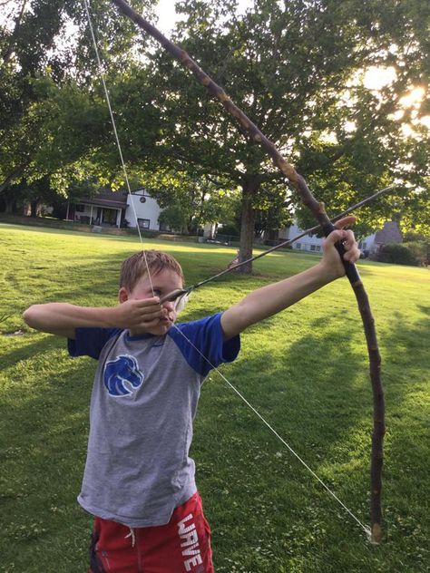 Are you looking for ways to make a bow and arrows for hunting, camping, gaming, or just for the fun of it? Here is an amazing DIY, with 25 guides that will help you build a simple, inexpensive, functional bow and arrow effortlessly. Some people can practically build this by themselves without the help of any guide, but to get it right and make a bow and arrow that lasts, you’ll need some direction and instructions. #Arrow #bow Homemade Bow And Arrow, Wooden Bow And Arrow, Cheap Bow And Arrow, Diy Bow Holder, Arrows Diy, Survival Bow, Sling Bow, Homemade Bows, Bubble Wand