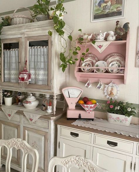 Cottage Kitchen Renovation, Cocina Shabby Chic, Small Cottage Kitchen, Cottage Style Kitchen, Casa Vintage, Shabby Chic Kitchen, Vintage Kitchen Decor, Cottage Kitchen, Shabby Chic Cottage