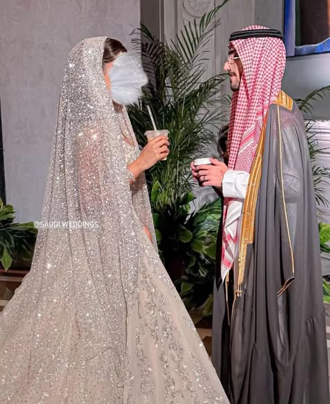 Saudi Wedding Dress, Omani Wedding, Arab Wedding Dress, Saudi Wedding, Bride Shot, Arabic Wedding Dresses, Dream Wedding Reception, Bride Dress Simple, Gold Wedding Dress