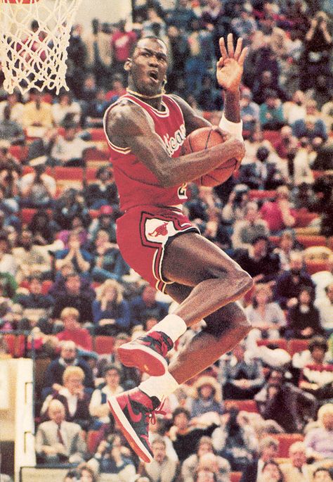 Rockin' the gold chain. Michael Jordan Slam Dunk, Michael Jordan Art, Dunk Contest, Michael Jordan Photos, Jeffrey Jordan, Michael Jordan Pictures, Nba Basketball Art, Michael Jordan Basketball, Chicago Sports