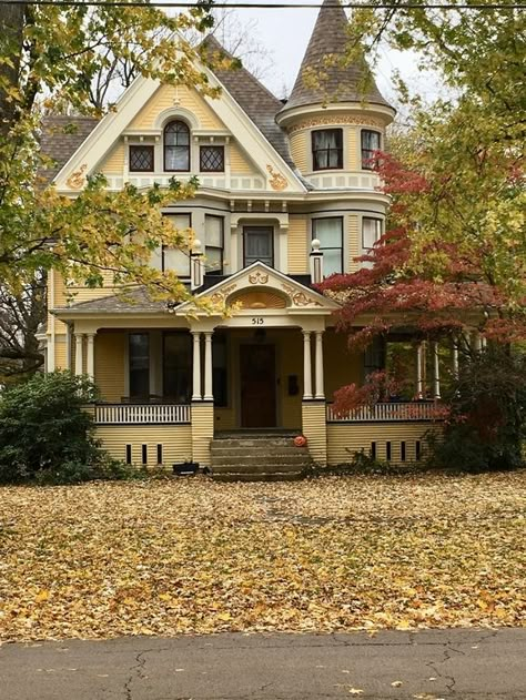 Mansion Homes, Old Victorian House, Queen Anne House, Old Victorian Homes, Victorian Style Homes, Open Staircase, This Old House, Victorian Houses, Victorian Architecture