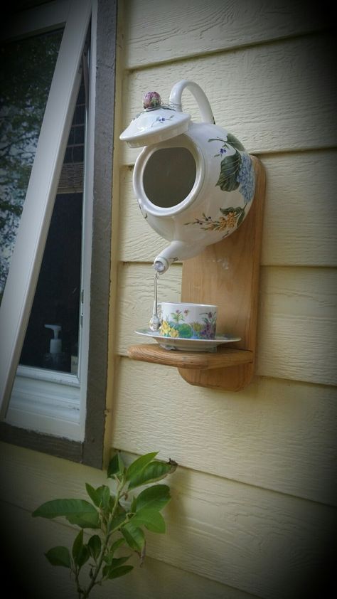 Teapot birdhouse feeder... inspired by pintrest                                                                                                                                                                                 More Teapot Birdhouse, Teacup Crafts, Tea Cup Bird Feeder, Diy Bird Feeder, Diy Birds, Pallet Furniture Bedroom, Bird Houses Diy, Diy Storage Cabinets, Diy Cardboard Furniture