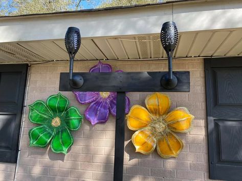 Mardi Gras Float Flowers, Mardi Gras Flowers, Float House, Mardi Gras Diy, Mardi Grad, Mardi Gras Float, Mardi Gras Crafts, Art 2023, Mardi Gras Decorations