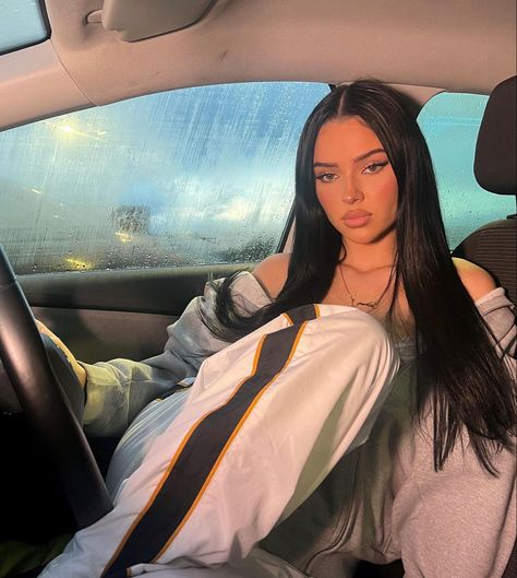 Baddie Photo Poses Ideas, Baddie Insta Post Ideas, Aliyah's Face Outfits, Ig Models Baddie, Car Instagram Pictures, Baddie Selfies Instagram, Baddie Ig Pics, Car Pics Instagram Baddie, Car Poses Instagram