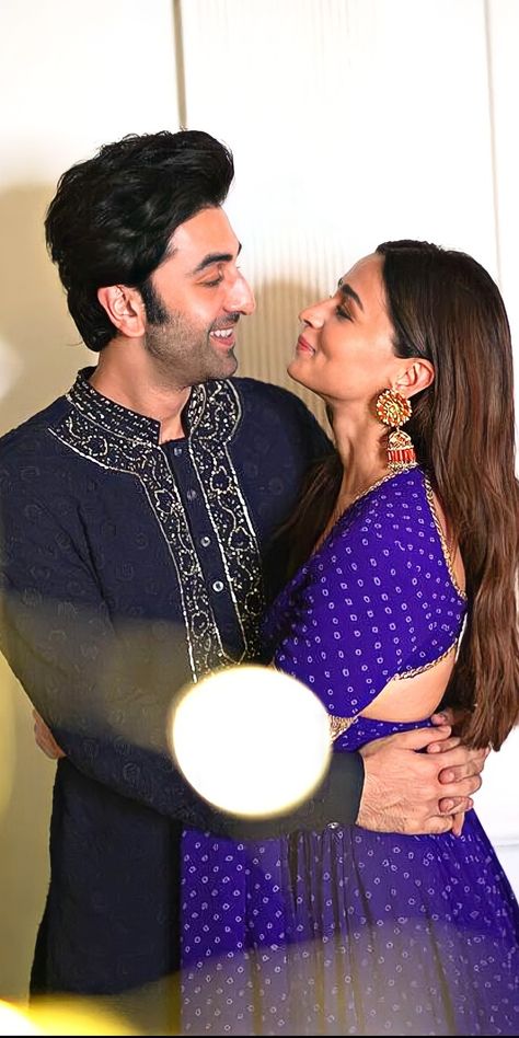 Ranbir Kapoor Alia Bhatt, Diwali Photos, Alia Bhatt Photoshoot, Engagement Photography Poses, Indian Wedding Photography Poses, Bollywood Couples, Wedding Couple Poses Photography, Couple Picture Poses, Stylish Photo Pose