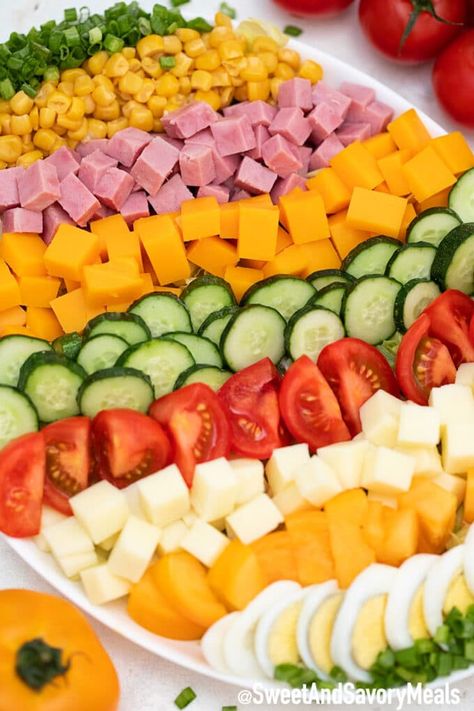 Chef Salad Presentation, Salad Tray Ideas, Salad Pictures, Vegetables Breakfast, Blt Salad Recipe, Salad Presentation, Salad Decoration, Salad Design, Chef Salad Recipes