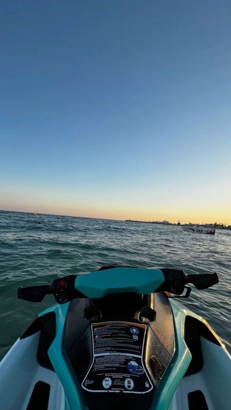 Jetskiing Aesthetic, Boat Beach Aesthetic, Vision Board Beach Aesthetic, Vision Board Photos Luxury Travel, Jet Skiing Aesthetic, Holiday Asthetic Picture, Aesthetic Jetski, Vision Board Photos Luxury, Jetski Pictures