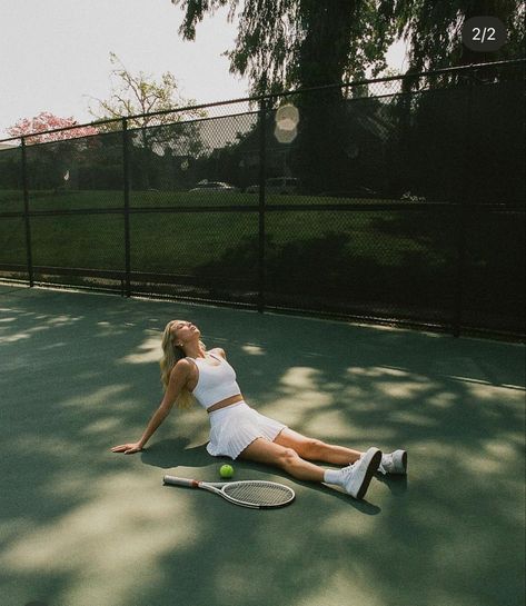 Tennis Fashion Photography, Mode Tennis, Tennis Court Photoshoot, Court Pictures, Tennis Core, Country Club Aesthetic, Tennis Photoshoot, Short Evening Dress, Tennis Lifestyle