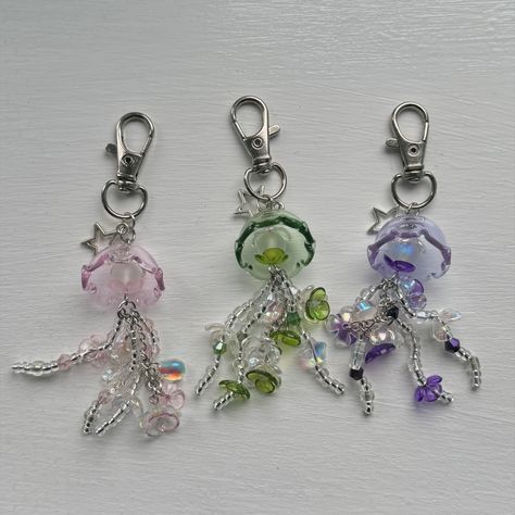 Jellyfish Keychain Beads, Jelly Keychain, Cute Keychain Ideas, Gelang Beads, Keychains Ideas, Jellyfish Keychain, Diy Keychains, Belly Art, Keychain Ideas