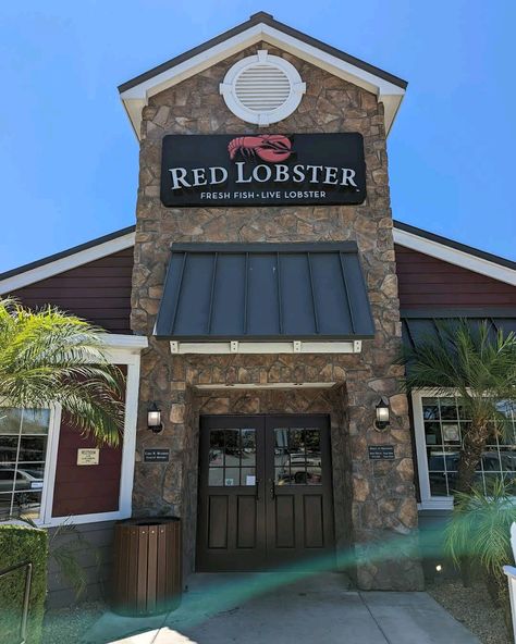 Seafood Restaurant Exterior, Red Lobster Restaurant, Lobster Restaurant, Bloxburg Building, Live Lobster, Restaurant Exterior, American Architecture, Red Lobster, Fresh Fish