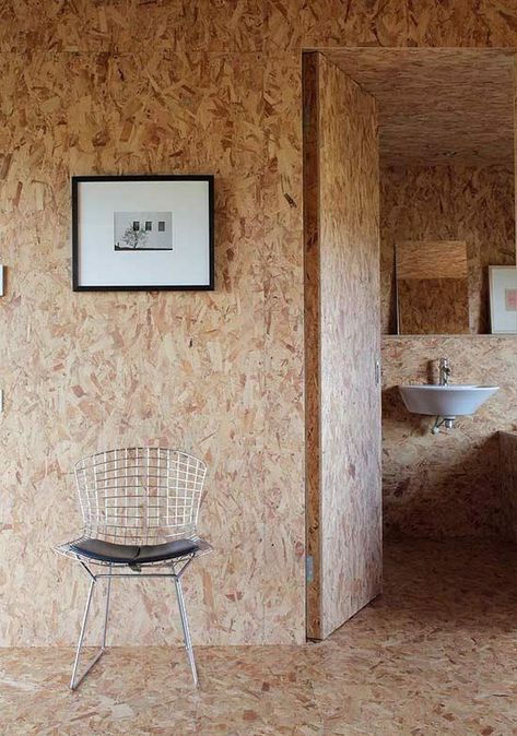 Le panneau bois OSB : Une tendance à retenir pour la déco ! Chipboard Interior, Osb Furniture, Osb Plywood, Osb Wood, Osb Board, Oriented Strand Board, Plywood Interior, Harry Bertoia, Interior Minimalista