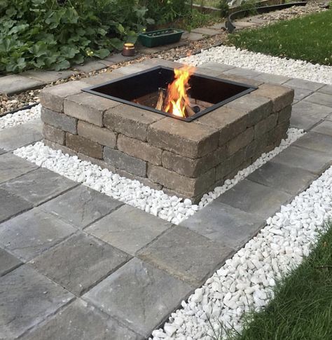 Easy Garden Ideas, Paver Fire Pit, Outdoor Fire Pit Seating, Outdoor Fire Pit Area, Deck Piscina, Diy Outdoor Fireplace, Brick Fire Pit, Outdoor Fire Pit Designs, Fire Pit Landscaping