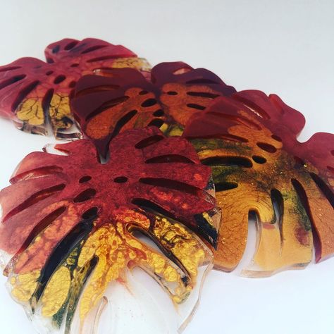 Sarah on Instagram: “Monstera Resin Leaf coasters #resindecor #resincoasters #resinartist #epoxyart #homedecor #coasters #monsteraleaf #artoftheday #resindesign…” Leaf Coasters, Resin Leaf, Resin Trays, Resin Design, Monstera Leaf, Resin Art, Art Day, Coasters, Ethnic Recipes