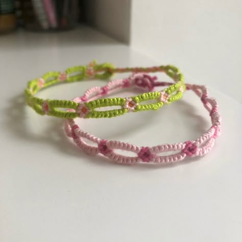 Woven Friendship Bracelets With Beads, Crochet Matching Bracelets, Thread Flower Bracelet, Aesthetic Macrame Bracelet, Braided Bracelets Aesthetic, Thread Bracelet Aesthetic, Pink Friendship Bracelet Aesthetic, Pink Thread Bracelet, Pink Handmade Bracelet