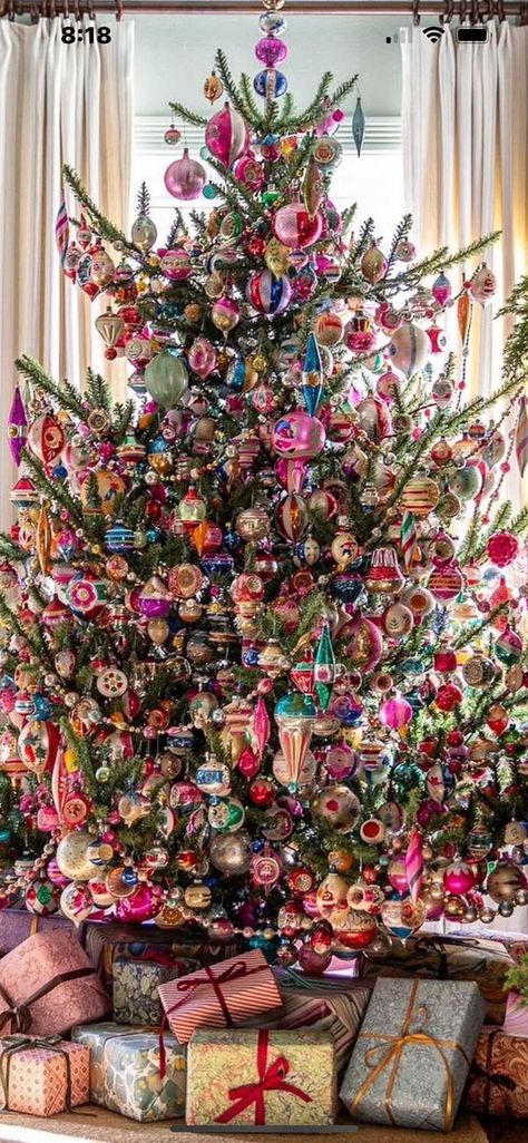 Christmas Garland Colorful, Bright Vintage Christmas, Vintage Colorful Christmas Tree, Vintage Christmas Lights Outdoors, Vintage Style Christmas Tree, Maximalist Christmas Tree, Bright Colored Christmas Tree, Maximalist Christmas Decor, Colored Lights Christmas Tree