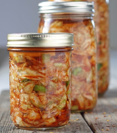 You Don’t Need a Refrigerator to Store Lacto-Fermented Vegetables Kimchi Bokkeumbap, Quick Kimchi, Fermented Veggies, Kimchi Recipe, Fermentation Recipes, Fermented Vegetables, Homemade Pickles, Tapenade, Pickling Recipes