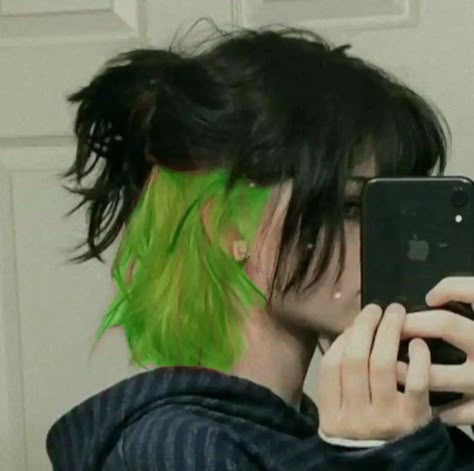 Dyed Hair Undercut, Dyed Bangs Only, Grunge Short Hair Styles, Nom Binary Outfits, Short Hair Styles Alt, Dyed Undercut Hair, Short Fluffy Dyed Hair, Alt Dyed Hair Short, Short Hairdye Ideas