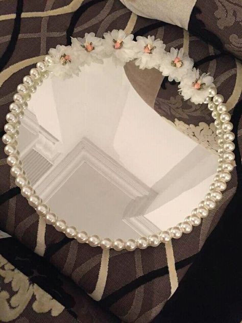 Mirror For Wedding Decor, Wall Mirror Decor Ideas, Wall Mirror Decor, Mirror Decor Ideas, Wedding Gift Pack, Mirror Frame Diy, Creative Wedding Gifts, Bridal Gift Wrapping Ideas, Handmade Wedding Gifts