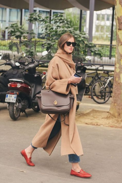 outfit of the day: camel with a pop of red Red Heels Outfit, Camel Coat Outfit Classy, Camel Coat Outfit Casual, Red Shoes Outfit, Camel Coat Outfit, Camel Wool Coat, Red Loafers, Pop Of Red, Beige Coat