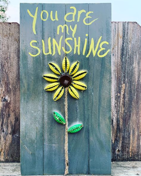 Diy Sunflower Decor, Beer Cap Crafts Diy, Old Wood Fence, Beer Cap Projects, Bottle Cap Flowers, Bottle Caps Crafts, Bottle Cap Wall Art, Bottle Cap Diy, Bottlecap Art