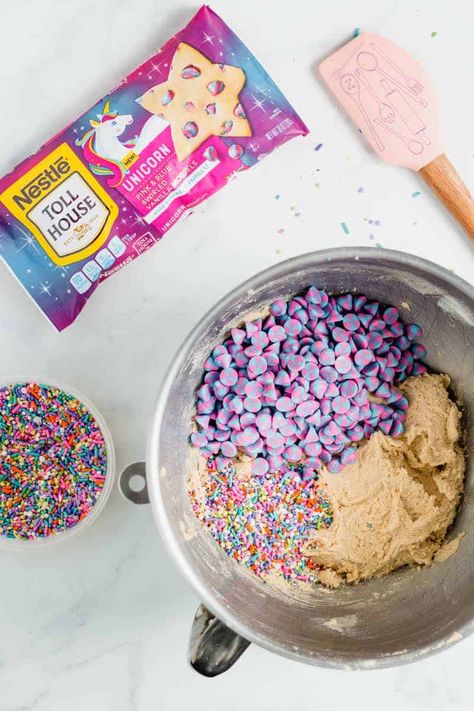 Rainbow Chocolate Chip Cookies, Unicorn Baking Ideas, Unicorn Chip Cookies, Unicorn Chocolate Chip Cookies, Rainbow Chip Cookies, Unicorn Cookie Cake, Rainbow Unicorn Cookies, Unicorn Sprinkles, Unicorn Cookies