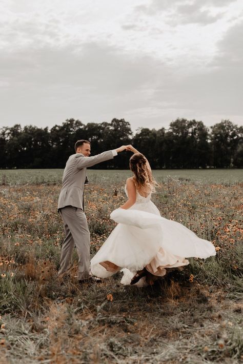 Country Wedding Pictures, Outdoor Bride, Summer Wedding Photos, Country Wedding Photos, Rustic Wedding Photography, Rustic Wedding Photos, Barn Wedding Photos, Kalamazoo Michigan, Wedding Portrait Poses