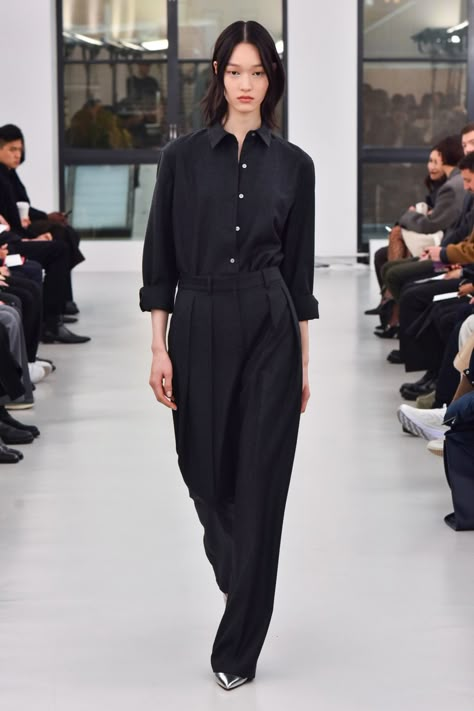 Theory RTW Fall 2023 [PHOTOS] – WWD Build Your Wardrobe, Leather Sweater, Fall 2023 Ready To Wear, Fw 2024, 2023 Ready To Wear, Fall 23, Dress For Success, 가을 패션, Winter 2023