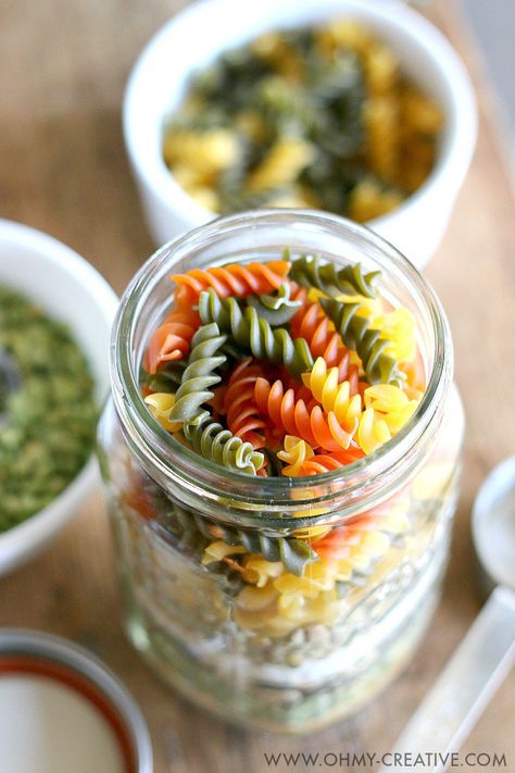 Edible gifts create the perfect personal touch for gift giving during the holiday season. This Soup in a Jar Gift makes a great gift for friends, neighbors and co-workers! Its so easy to make soup in a jar recipes - a real time saver at the holidays. This mason jar recipe makes a tasty Christmas soup! | OHMY-CREATIVE.COM Friendship Soup In A Jar, Friendship Soup Recipe, Friendship Soup, Jar Food Gifts, Mason Jar Soup, Mason Jar Cookies Mix, Soup Gifts, Mason Jar Recipe, Christmas Soup